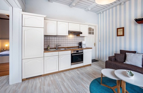Alt-Travemunde/Ronnau Apartment | Apartment 'Äquator' with Shared Terrace, Shared Garden and Wi-Fi