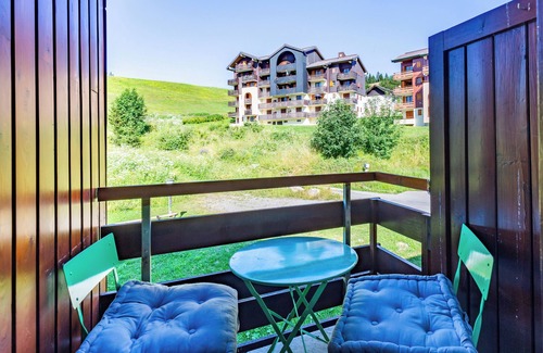 Manigod Apartment | Apartment "Aravis" with Mountain View, Shared Pool & Wi-Fi