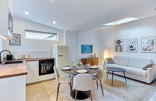 Quartier de la Plaine-de-Monceaux Apartment | Apartment Arc de Triomphe by Studio prestige