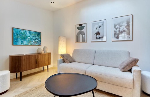 Quartier de la Plaine-de-Monceaux Apartment | Apartment Arc de Triomphe by Studio prestige