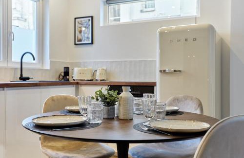 Quartier de la Plaine-de-Monceaux Apartment | Apartment Arc de Triomphe by Studio prestige