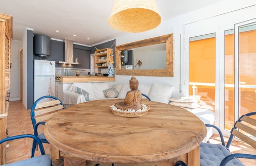 Els Griells Apartment | Apartment "Àtic Brisa Mar" with Sea View, Private Terrace & Wi-Fi
