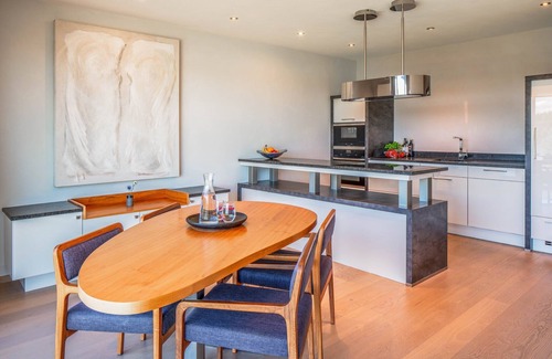 Pelham Apartment | Apartment "Atmos" with Lake View, Shared Garden & Wi-Fi