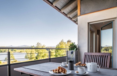 Pelham Apartment | Apartment "Atmos" with Lake View, Shared Garden & Wi-Fi