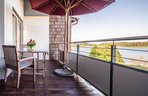 Pelham Apartment | Apartment "Atmos" with Lake View, Shared Garden & Wi-Fi