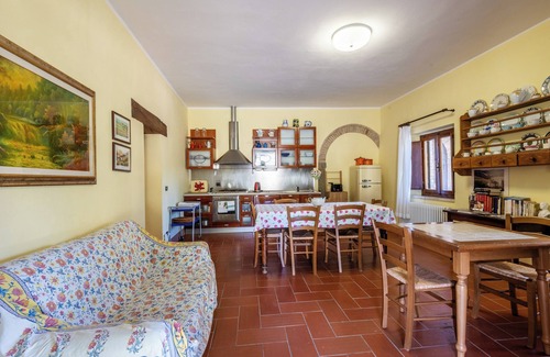 Radicondoli Apartment | Apartment 'Autentico In Campagna' with Mountain View, Shared Pool and Wi-Fi