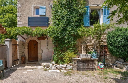 Valderoure Apartment | Apartment 'Authentic and Comfortable' with Shared Garden