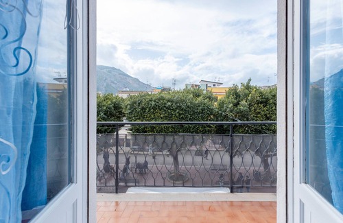 Isola delle Femmine Apartment | Apartment 'Blue Island' with Mountain View, Wi-Fi and Air Conditioning