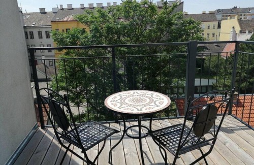 Funfhaus Apartment | Apartment Balcony in Reindorf