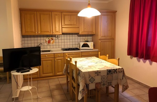 Saint-Denis Apartment | Apartment 'Becca D'Aver' with Mountain View, Shared Garden and Wi-Fi