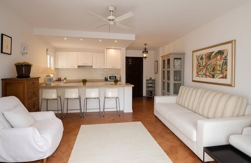 Benahavis Apartment | Apartment 'Benahavis 1 Bed' with Mountain View, Wi-Fi and Air Conditioning