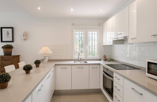 Benahavis Apartment | Apartment 'Benahavis 1 Bed' with Mountain View, Wi-Fi and Air Conditioning