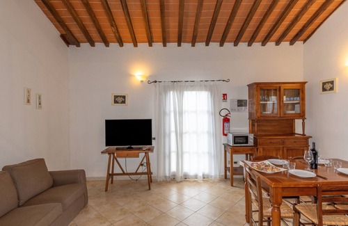 Santa Luce Apartment | Apartment 'Biancospino' with Shared Pool, Wi-Fi and Air Conditioning