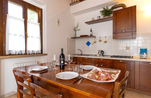 Santa Luce Apartment | Apartment 'Biancospino' with Shared Pool, Wi-Fi and Air Conditioning