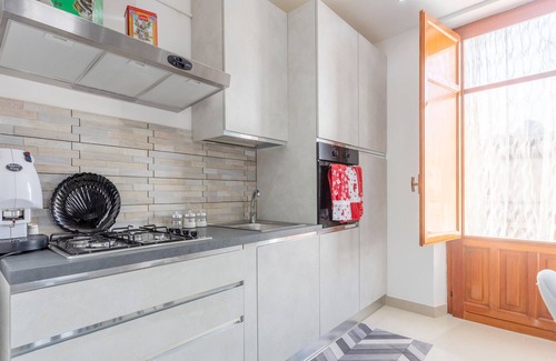 Altavilla Milicia Apartment | Apartment 'Bienvenue Chez Sarah' with Sea View, Balcony and Air Conditioning