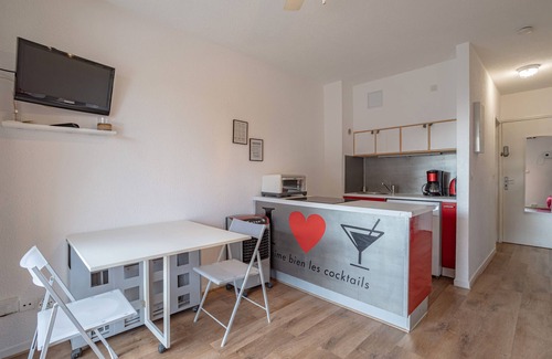 Le Port Apartment | Apartment 'Cosy Le Phoebus' with Balcony and Wi-Fi