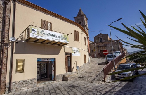 San Marco d'Alunzio Villa | Apartment "Casa d'Alunzio - 1" with Sea View, Balcony & Wi-Fi