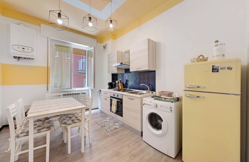 Borgo Antico Apartment | Apartment 'Casa Sole A Monterosso' with Balcony, Wi-Fi and Air Conditioning