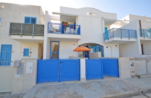 Lido Marini Apartment | Apartment 'Casa Dei Marini' with Private Terrace, Wi-Fi and Air Conditioning