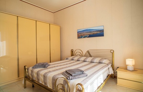 Riposto Apartment | Apartment 'Casa Delle Pomelie - Riposto' with Sea View, Wi-Fi and Air Conditioning