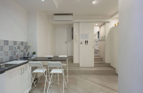Quartieri Spagnoli Apartment | Apartment 'Casa Giulia' with Wi-Fi and Air Conditioning