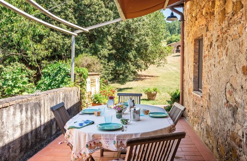 Radicondoli Apartment | Apartment 'Casa In Antico Casolare' with Mountain View, Shared Pool and Wi-Fi