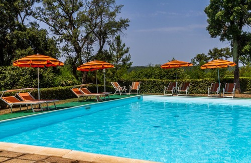 La Pesta Apartment | Apartment 'Casa Vacanza Il Carpignone 1' with Lake View, Pool and Garden