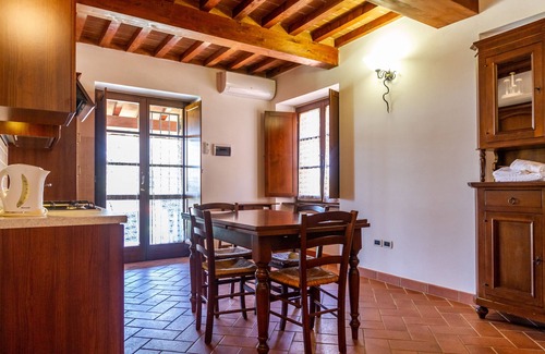 La Pesta Apartment | Apartment "Casa Vacanza Il Carpignone 5" with Lake View, Shared Pool and Garden
