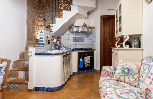 Porticello Apartment | Apartment 'Casa Margherita' with Wi-Fi and Air Conditioning