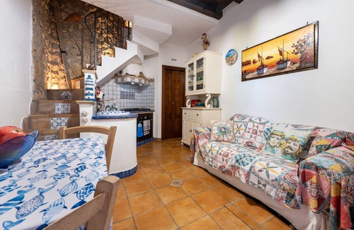 Porticello Apartment | Apartment 'Casa Margherita' with Wi-Fi and Air Conditioning