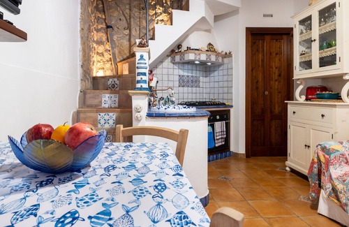 Porticello Apartment | Apartment 'Casa Margherita' with Wi-Fi and Air Conditioning