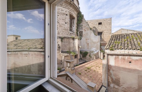 Castellammare Vucciria Apartment | Apartment 'Casa Melqart' with Wi-Fi and Air Conditioning