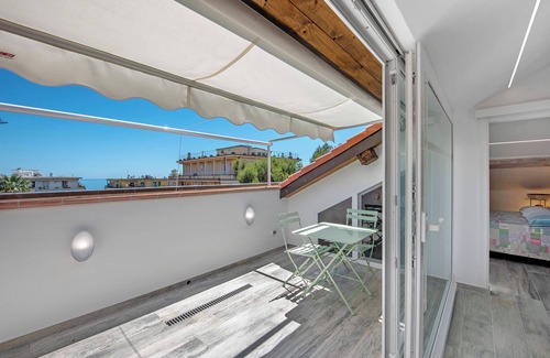 Arenzano Apartment | Apartment 'Casa Raffaella' with Private Terrace and Air Conditioning