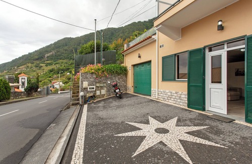 Machico Apartment | Apartment 'Casa Viva' with Sea View, Shared Terrace and Wi-Fi