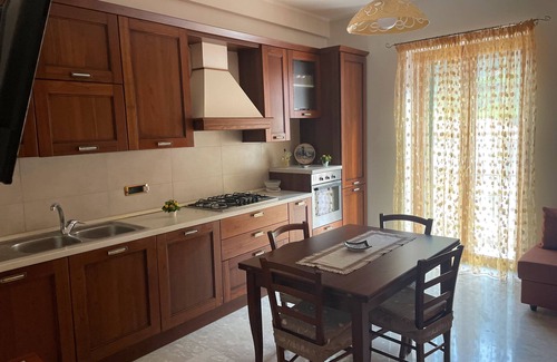 Cetara Apartment | Apartment 'Ce Tour - La Casa del Limone di Nonni' with Mountain View, Wi-Fi and Air Conditioning