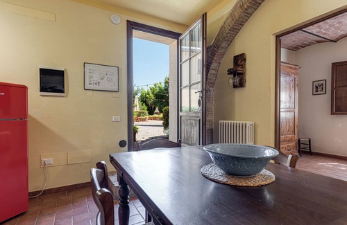 San Miniato Apartment | Apartment 'Cecco Bilenco' with Shared Pool, Private Garden and Wi-Fi