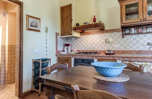 San Miniato Apartment | Apartment 'Cecco Bilenco' with Shared Pool, Private Garden and Wi-Fi