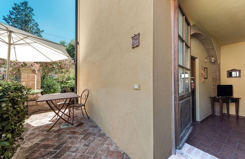 San Miniato Apartment | Apartment 'Cecco Bilenco' with Shared Pool, Private Garden and Wi-Fi