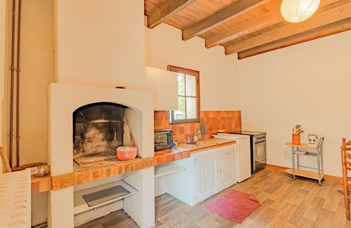 Saint-Pierre-d'Eyraud Apartment | Apartment 'Charmant Appartement Dordogne' with Shared Garden and Wi-Fi