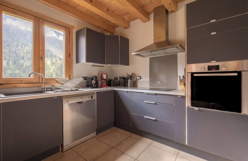 Hauteluce Apartment | Apartment 'Chalet Evasion - 13 Personnes' with Mountain View, Shared Garden and Wi-Fi