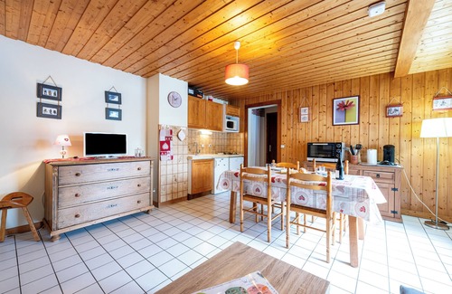 La Giettaz Apartment | Apartment 'Chardonneret' with Mountain View, Shared Terrace and Wi-Fi