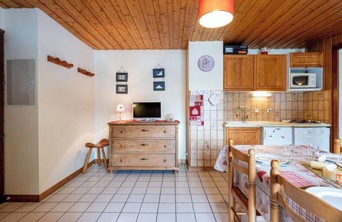 La Giettaz Apartment | Apartment 'Chardonneret' with Mountain View, Shared Terrace and Wi-Fi