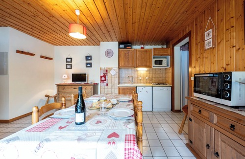 La Giettaz Apartment | Apartment 'Chardonneret' with Mountain View, Shared Terrace and Wi-Fi
