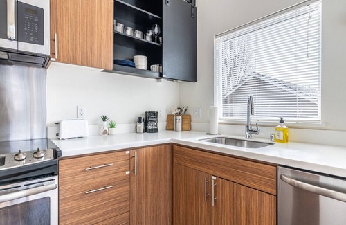 Mann Apartment | Apartment close to Downtown with Modern Furnishings