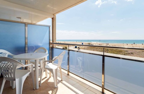 Castelldefels Apartment | Apartment 'Denis Playa 107' near the beach with sea view, Wi-Fi, balcony and terrace.
