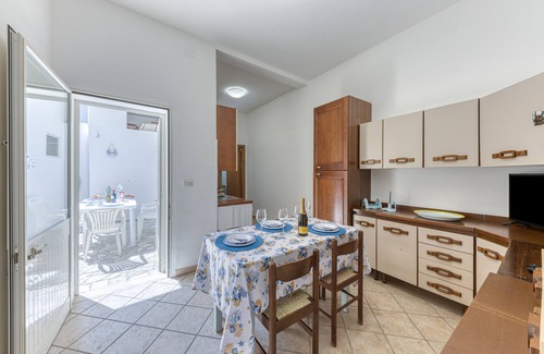 Lido Conchiglie Apartment | Apartment "Domus Rosi" with Sea View, Terrace & A/C