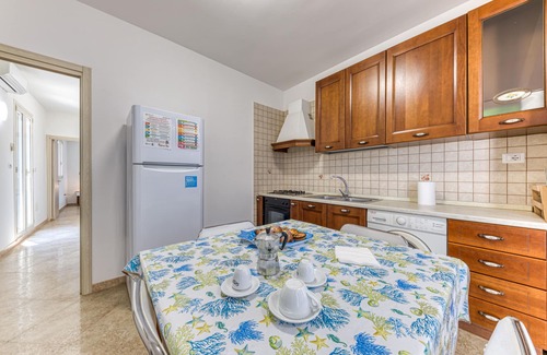 Lido Conchiglie Apartment | Apartment "Domus Rosi" with Sea View, Terrace & A/C