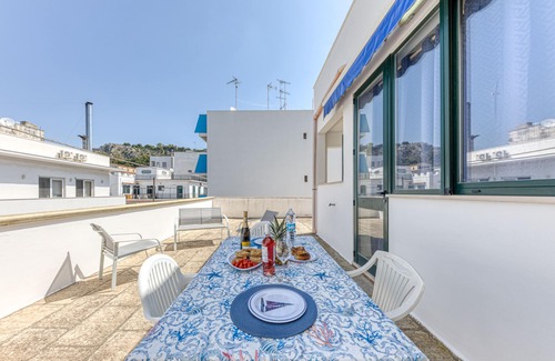 Lido Conchiglie Apartment | Apartment "Domus Rosi" with Sea View, Terrace & A/C