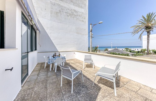 Lido Conchiglie Apartment | Apartment "Domus Rosi" with Sea View, Terrace & A/C