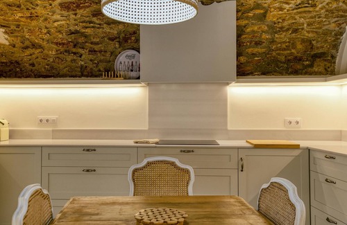 Begur Apartment | Apartment 'En El Centro' with Private Terrace and Wi-Fi